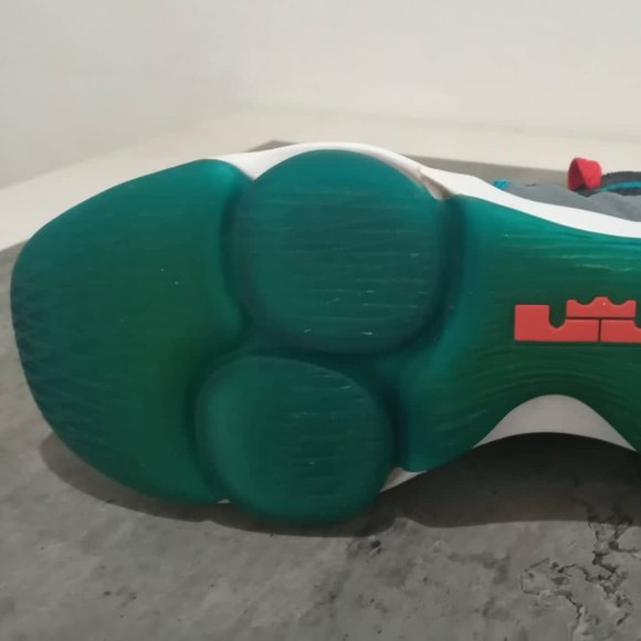 USED LEBRON WITNESS IV SIZE 12 - Picture 10 of 10